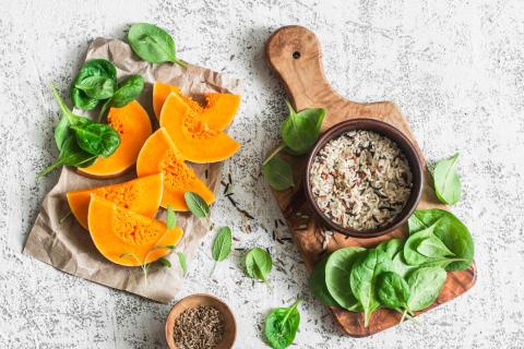 Pilaf de riz épicé à la courge et à l'épinard