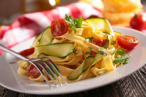 Tagliatelles aux légumes grillés et aux pignons de pin