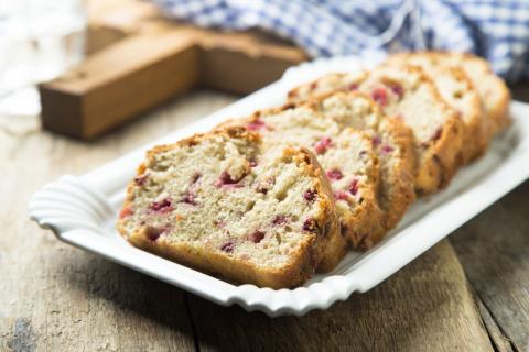 Cake aux fraises et à la rhubarbe