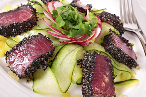 Thon façon tataki et tagliatelles de concombre